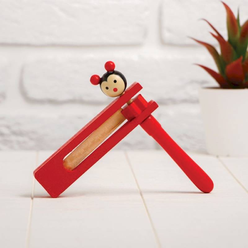 Игрушка музыкальная Трещотка, цвет в ассортименте Игрушка музыкальная Трещотка, цвет в ассортименте